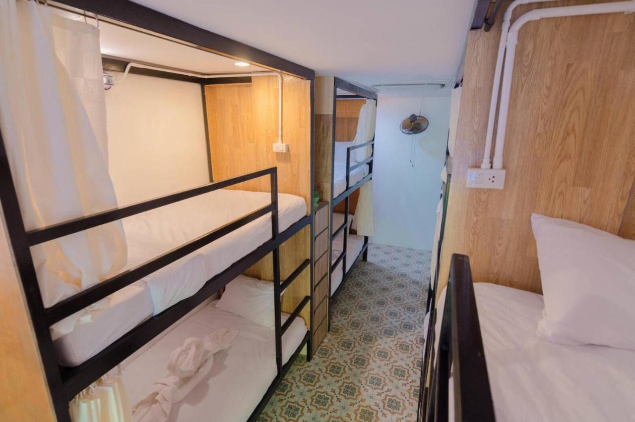 Bed At Beach Hostel Phuket Exterior foto